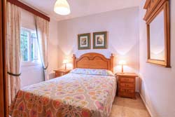 Casa situada en calle semipeatonal muy cerca de la playa. 3 dormitorios interiores, 2 baños.
capacidad para 6 o 7 personas. 3 dormitorios.