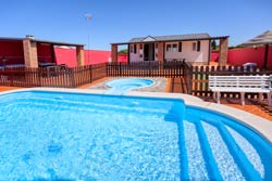 Bonita casa situada muy cerca de las Calas de Conil. Patio trasero curbierto con cañizo, ideal para cenar al fresco.
casa con patio cerca de las calas de Conil