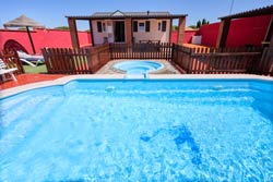 3 dormitorios,6 personas. Casa con piscina privada situada muy cerca de las Calas de Conil en zona muy tranquila y cerca del mar. Dispone de 2 dormitorios y capacidad para 4 personas. 