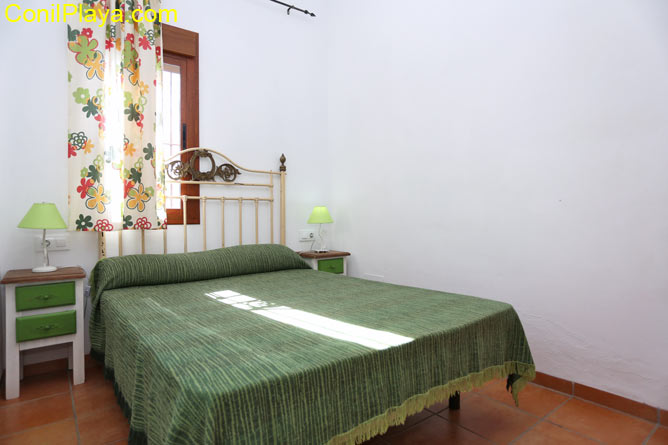 dormitorio con cama de matrimonio