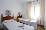 Apartamento de 2 dormitorios situado en zona tranquila y a unos 4 o 5 minutos de la playa en coche. Junto a supermercado Mercadona capacidad para 4 personas