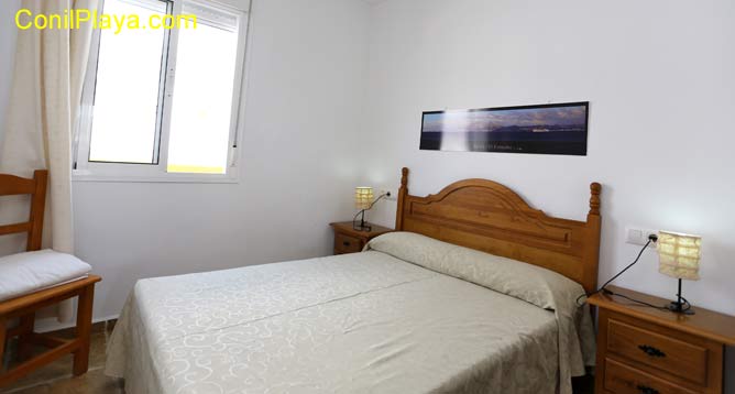 dormitorio principal con cama de matrimonio