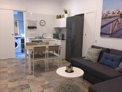 1 dormitorios,4 personas. Casa muy céntrica, cerca del Arco de la Villa y a 4 minutos de la playa. Amplia y luminosa con gran terraza. Consta de 3 dormitorios, amplios y luminosos, 2 baños, terraza, salón-comedor, cocina completamente equipada con vitrocerámica, microondas. 