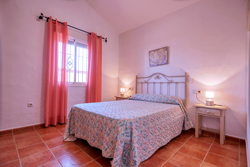 chalet con piscina situado en una zona tranquila y a pocos minutos de Conil en coche.
capacidad para 4 personas