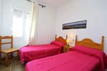 Apartamento situado junto al Mercadona, muy bien comunicado, cerca de la carretera de circunvalación de Conil. Dispone de aire acondicionado. Se alquila a buen precio. capacidad para 4 personas