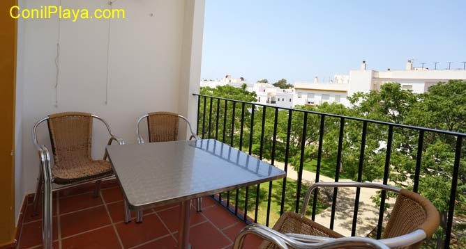 apartamento con terraza con mesa y 4 sillas