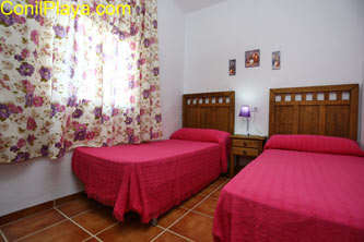 Dormitorio con 2 camas individuales