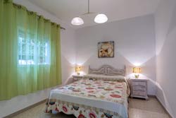 Casa situada a 20 metros de la arena de la playa de la Fontanilla. Muy tranquila, con patio con sombra de parra. Junto al restaurante Francisco. Ideal para pasar el verano junto a la playa.
Casa de 2 dormitorios para 4 personas.