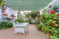 2 dormitorios,4 personas. Casa situada a 20 metros de la arena de la playa de la Fontanilla. Muy tranquila, con patio con sombra de parra. Junto al restaurante Francisco. Ideal para pasar el verano junto a la playa.
