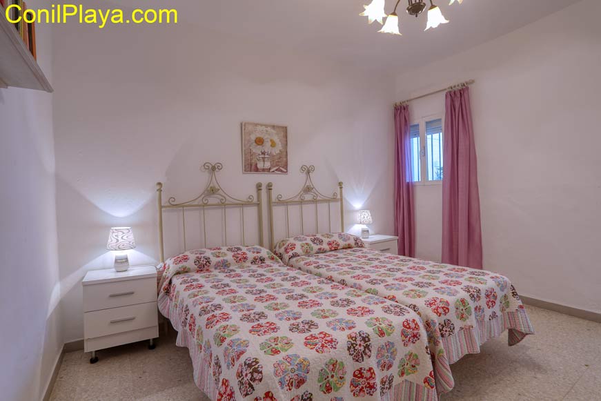 dormitorio con cama de matrimonio