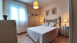 Casa de tres dormitorios en zona tranquila y cerca del centro y de la playa. Plaza de Garage. A 75m el parque de La Atalaya. La carretera de circunvalación está a 175 metros.
Ver fotos de la casa en alquiler en Conil