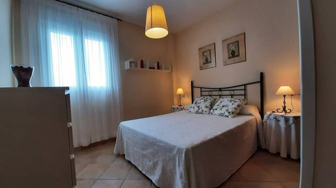 Dormitorio con armario empotrado