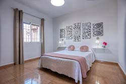 Casa con piscina privada,barbacoa, 4 dormitorios (dos camas de matrimonio). Situada a 4 minutos de Conil. en el Carril de la Lobita. La piscina tiene jacuzzi. Dispone de barbacoa y aparcamiento privado.
Ver fotos de la casa en alquiler directamente por el dueño.