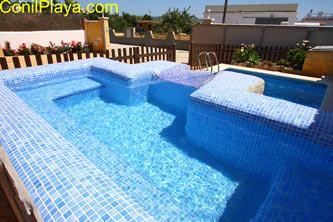 La Piscina está vallada y tiene jacuzzi.