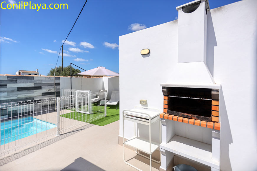 Barbacoa de ladrillo y cemento lista para su uso en el patio privado