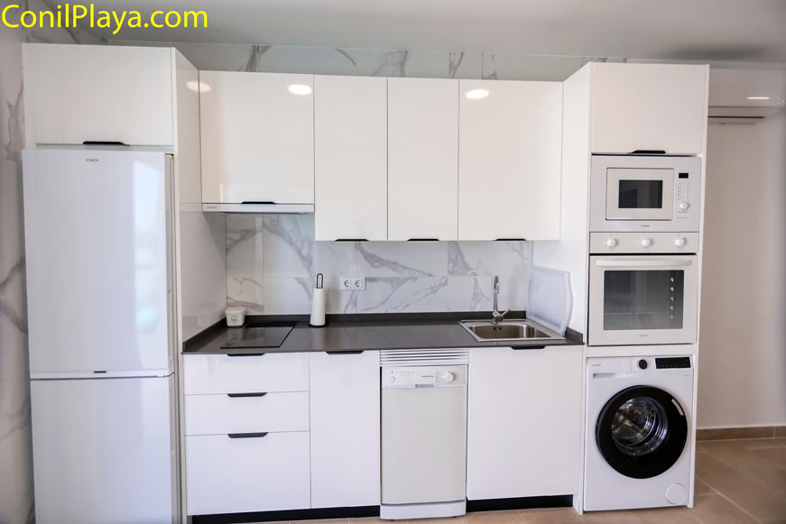 Detalle de cocina con lavadora, lavavajillas, horno y microondas integrados