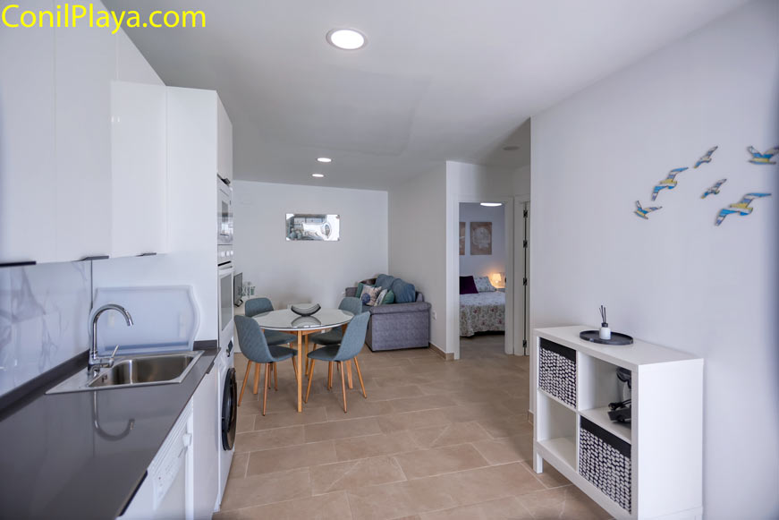 Vista del salón hacia el pasillo de los dormitorios y mueble auxiliar