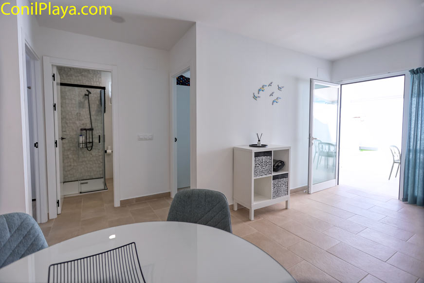 Pasillo distribuidor con vistas al baño, dormitorio y salida a terraza