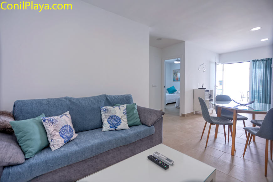 Perspectiva desde el sofá hacia el acceso al dormitorio de 2 camas.
