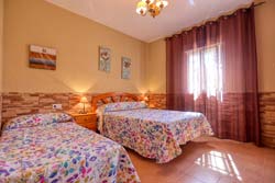 Casa con piscina situada en una zona muy tranquila, lejos de ruidos. en la zona de Roche Viejo. Barbacoa, porche, jardín, aparcamiento.
casa en alquiler para 6 o 7 personas