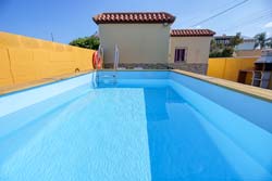 2 dormitorios,12 personas. Casa con piscina situada en una zona muy tranquila, lejos de ruidos. en la zona de Roche Viejo. Barbacoa, porche, jardín, aparcamiento.
