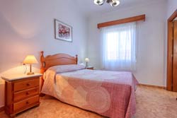 Chalet con amplio jardin y piscina privada con zona infantil. Se encuentra cerca de la playa de la Fuente del Gallo. Consta de 3 dormitorios con armarios empotrados, salón - comedor con chimenea, 2 cuartos de baños.
Dispone de 3 dormitorios, y es muy tranquilo.