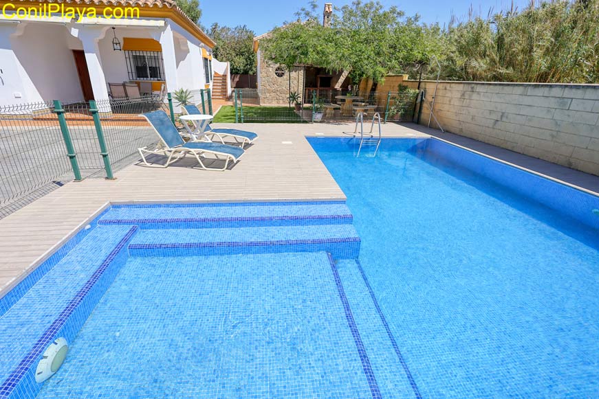 piscina con zona infantil