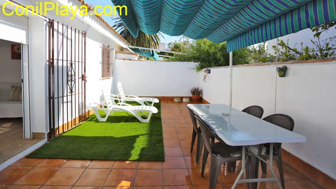 patio privado con toldo