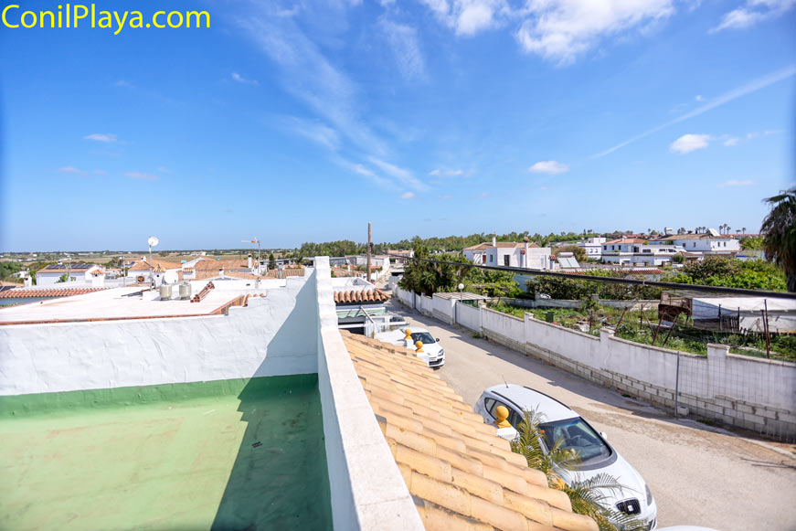 Vistas desde una azotea mostrando casas y calle en entorno residencial