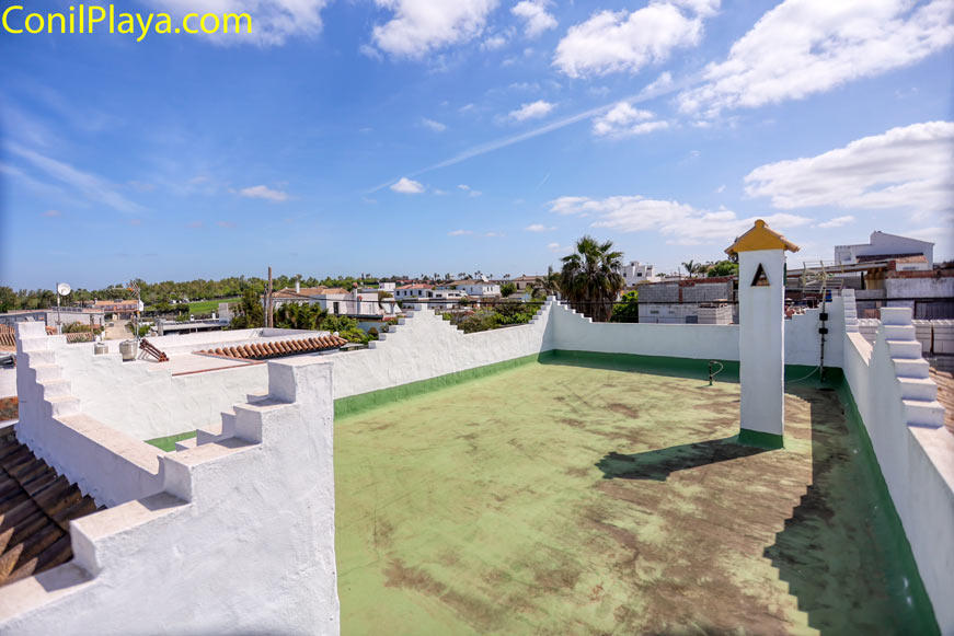 Azotea amplia con vistas al entorno de la Fuente del Gallo y Conil