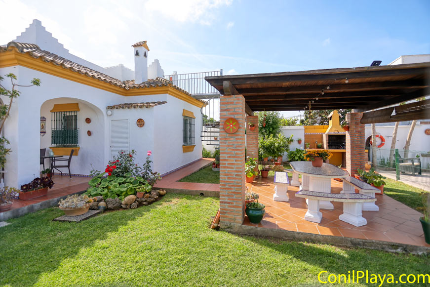 Jardín con merendero y barbacoa junto a zona verde