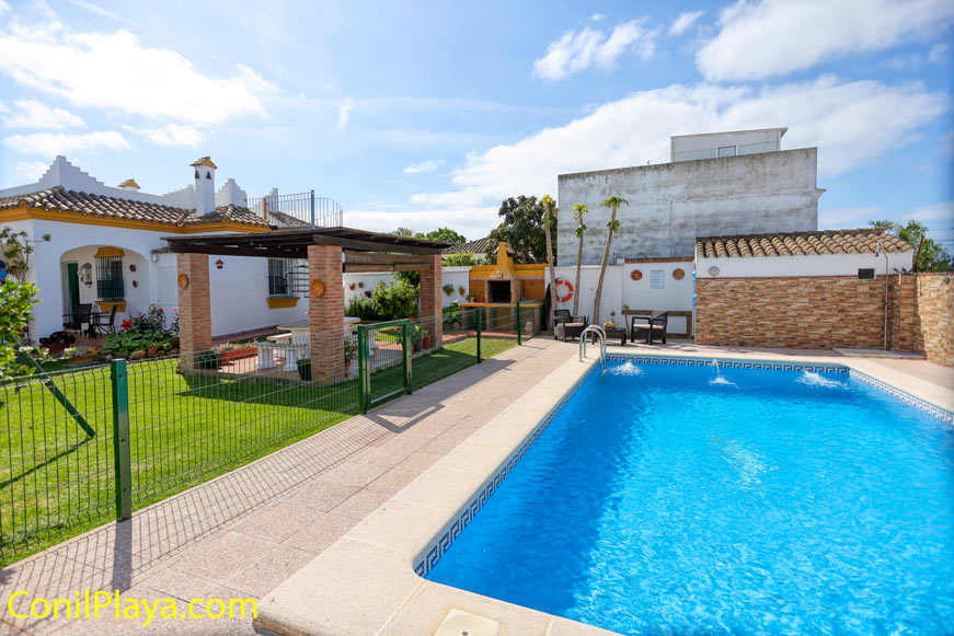 Piscina vallada con jardín, merendero y barbacoa