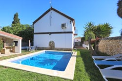 3 dormitorios,6 personas. Chalet en Conil con piscina privada en zona muy tranquila y cercana a la playa de la Fuente del Gallo. Chalet de 3 dormitorios, un amplio salón - cocina - comedor con aire acondicionado, 2 cuartos de baño, porche, barbacoa y un amplio jardín. Los dormitorios son amplios. 