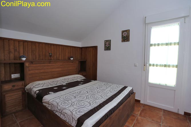 Dormitorio principal con cama de matrimonio