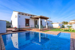 2 dormitorios,6 personas. chalet tranquilo, a pocos minutos de Conil y de la playa de la Fuente del Gallo y Puntalejo. Cuenta con aparcamiento en el interior de la parcela. Porche, barbacoa.
