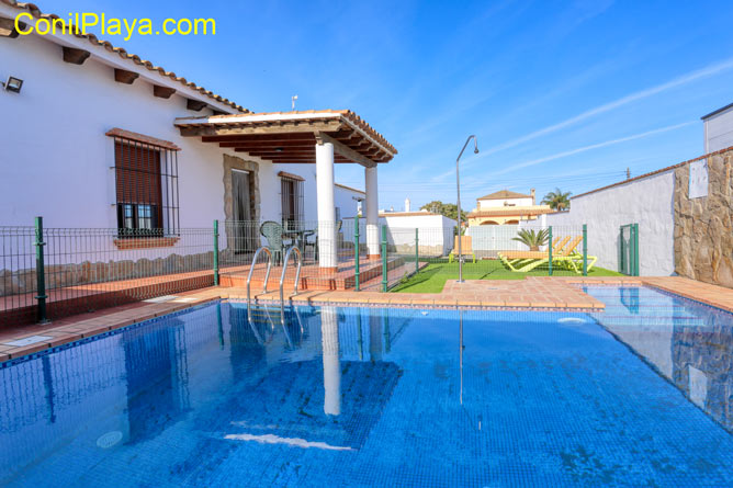 chalet conil piscina