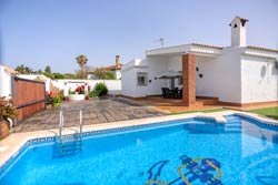 3 dormitorios,6 personas. Estupendo chalet con piscina cerca de la Fuente del Gallo y Cala Puntalejo. Muy tranquila. Dispne de chimenea, 2 cuarto de baños, piscina privada, barbacoa, porche, amplio jardín y aparcamiento dentro de la parcela
