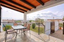 Tranquilo chalet cercano a las playas de la Fuente del Gallo y de la cala del Puntalejo. Barbacoa, porche, amplio jardín, piscina privada.
Chalet de 3 dormitorios y capacidad para 6 + 1 personas.