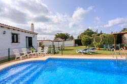 3 dormitorios,6 personas. Tranquilo chalet cercano a las playas de la Fuente del Gallo y de la cala del Puntalejo. Barbacoa, porche, amplio jardín, piscina privada.
