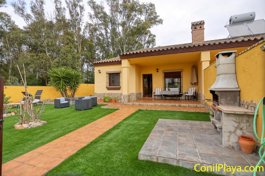 Casa con jardín, barbacoa, terraza amueblada y césped artificial, perfecta para vacaciones familiares.