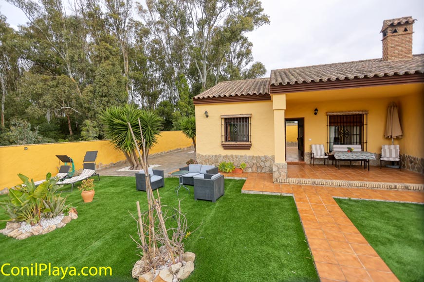 Chalet en Conil con porche, jardín, zona de estar exterior y barbacoa, en alquiler
