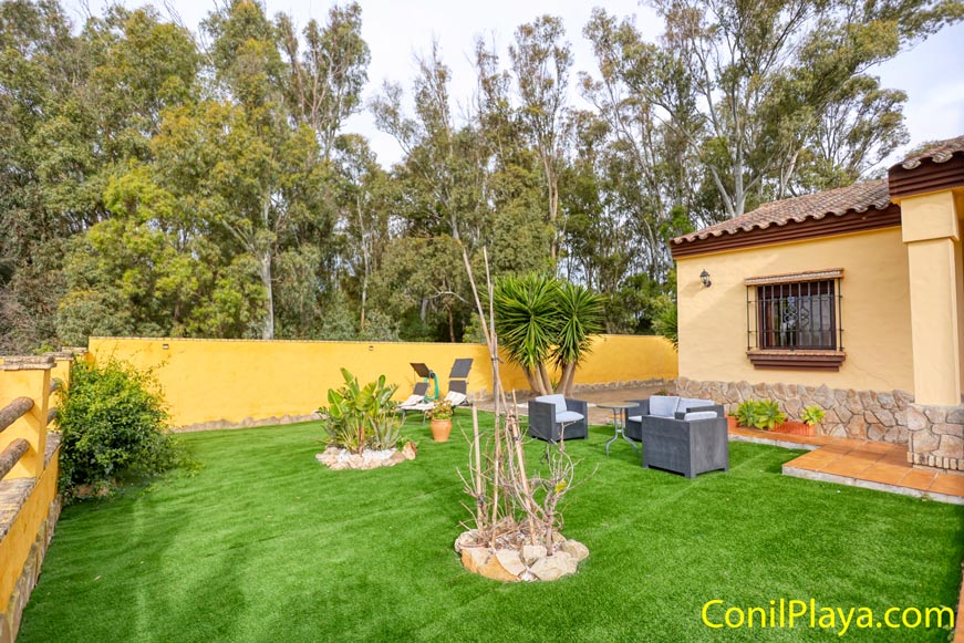 Jardín amplio con césped y muebles exteriores