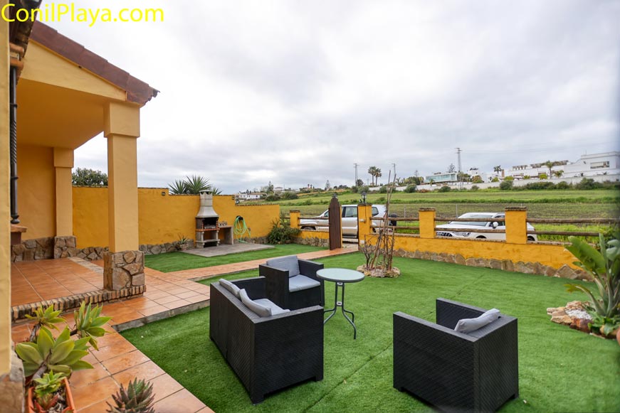 Vistas desde jardín asientos y al fondo la urbanización Fuente del Gallo