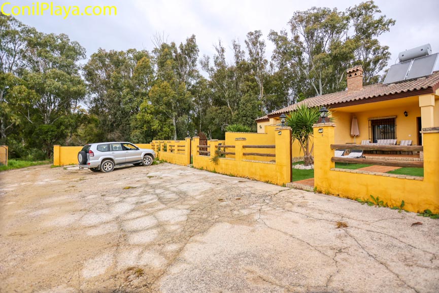 Zona de aparcamiento exterior junto a chalet de alquiler en la Fuente del Gallo, Conil
