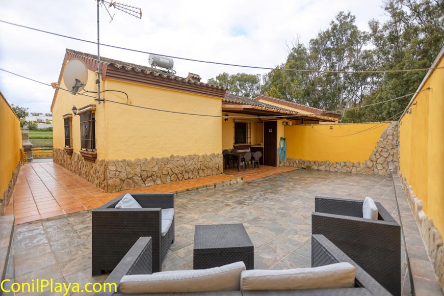 Terraza amplia con mobiliario exterior y vistas a la casa en Conil en la Fuente del Galllo