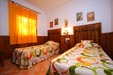 Tranquila casa situada a pocos metros de la playa, ideal para descansar e ir andando a la playa. Es un chalet pareado de 2 dormitorios, con salón - comedor con chimenea de leña, cocina y cuarto de baño. Dispone de jardín, porche y un patio trasero
Chalet de 2 dormitorios y capacidad para 4 o 5 personas.