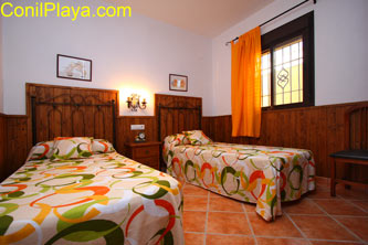 Dormitorio con 2 camas individuales.