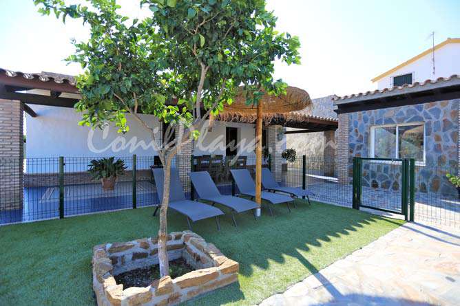 chalet con jardin y porche