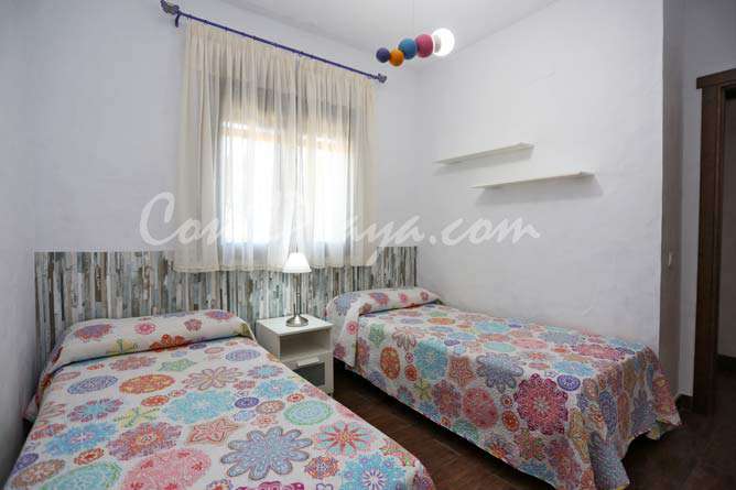 dormitorio con 2 camas individuales