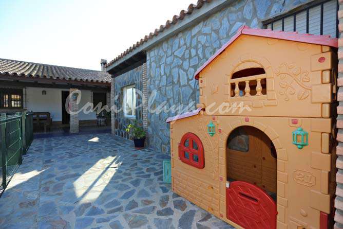 patio con casita infantil de juegos